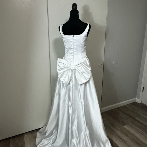 Elegant White Satin Gown - Picture 5 of 6